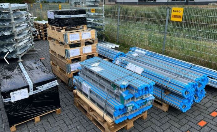 Blauwe Ankerrails op pallets
