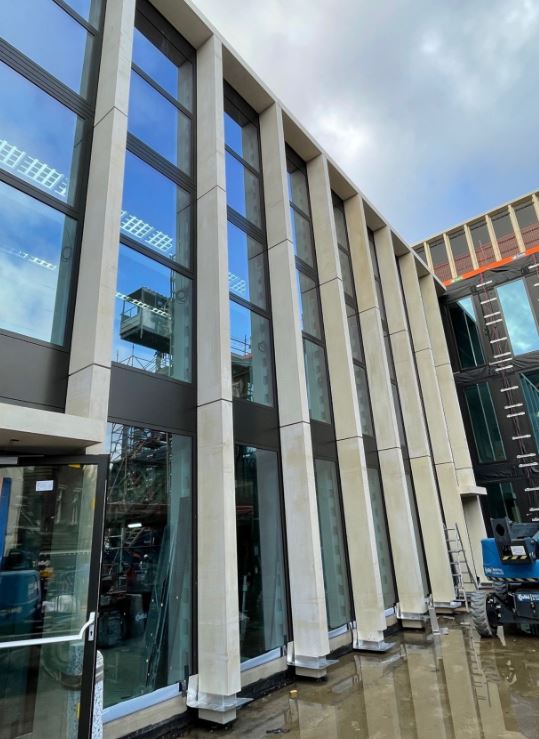 Een bedrijfspand in aanbouw met veel glas en vele ankers van Jordahl Gevelverankering