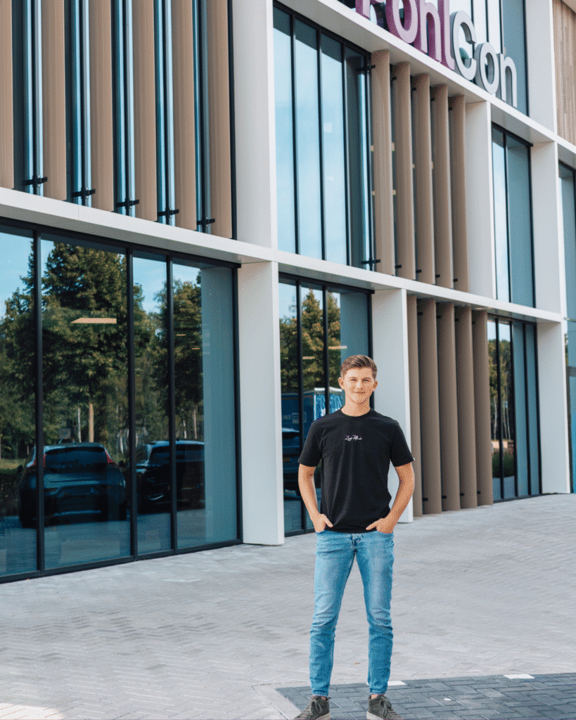 Stagiair Luuk Kuipers voor het pand van PohlCon Benelux in Saasveld