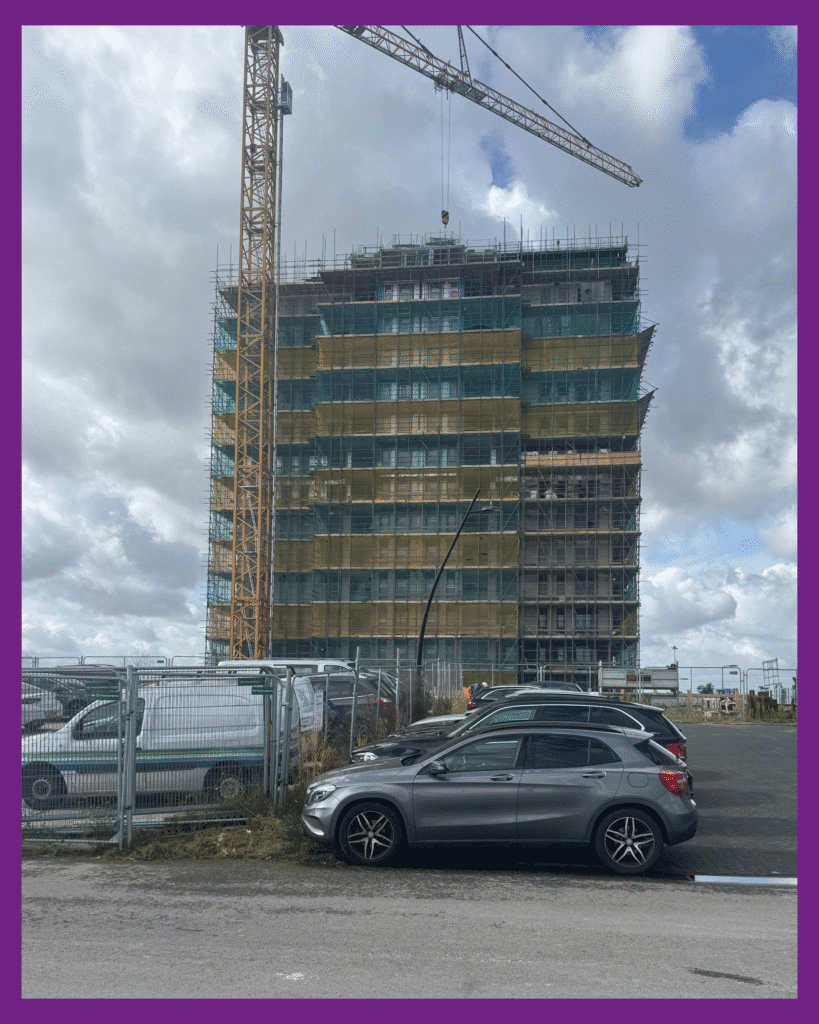 Bouw van woontoren Porto in Almere met steiger en hijskraan