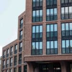 Zijaanzicht van het woongebouw in de Kinkerbuurt in Amsterdam met gemetselde gevel, voorzien van gevelverankering door Pohlcon Gevelverankering.