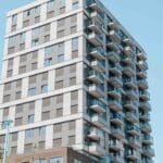 Gevelaanzicht van het appartementencomplex aan de Naritaweg in Amsterdam, voorzien van gevelverankering door Pohlcon Gevelverankering.