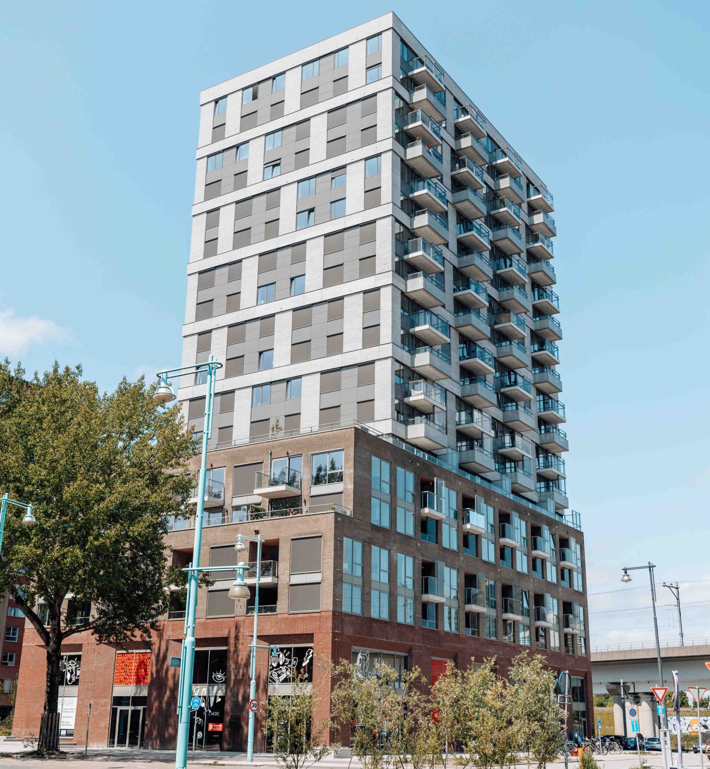 Appartementengebouw aan de Naritaweg in Amsterdam, voorzien van gevelverankering door Pohlcon Gevelverankering.