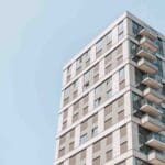 Detail van de hoekgevel van het appartementencomplex aan de Naritaweg in Amsterdam, uitgevoerd met gevelverankering door Pohlcon Gevelverankering.