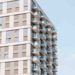 Appartementengebouw aan de Naritaweg in Amsterdam, voorzien van gevelverankering door Pohlcon Gevelverankering.