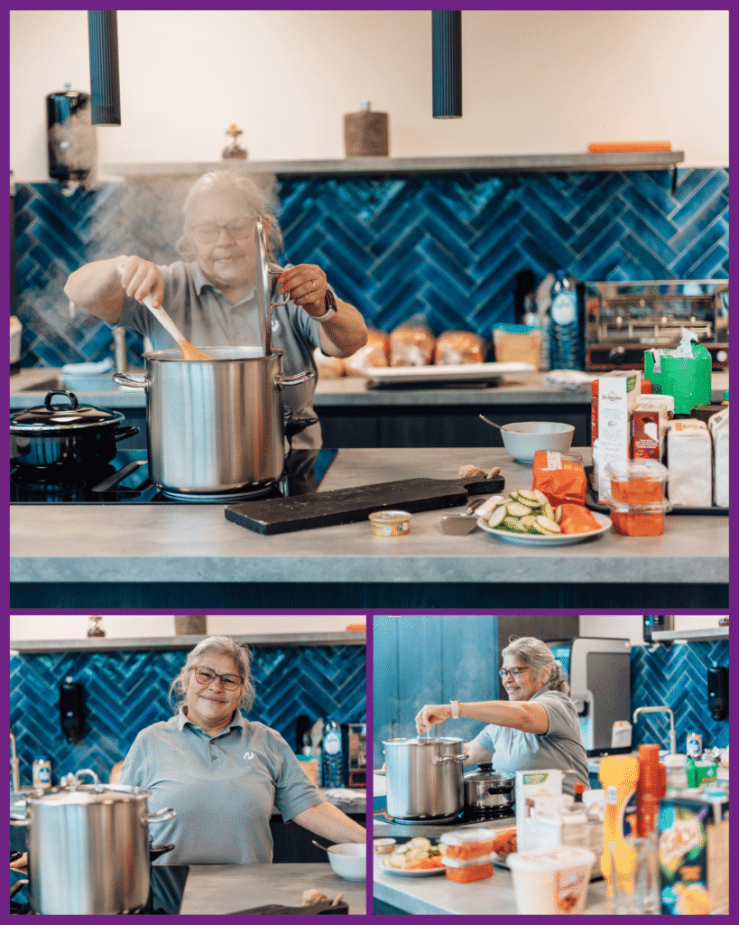 Meire van Pohlcon Gevelverankering geniet van een gezellig moment in de kantine tijdens een teammiddag.