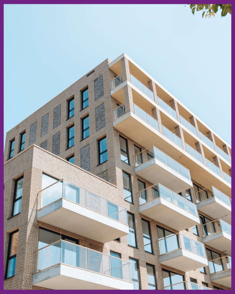 Moderne appartementen van Project Werengouw Amsterdam met metselwerk en balkons in de zon